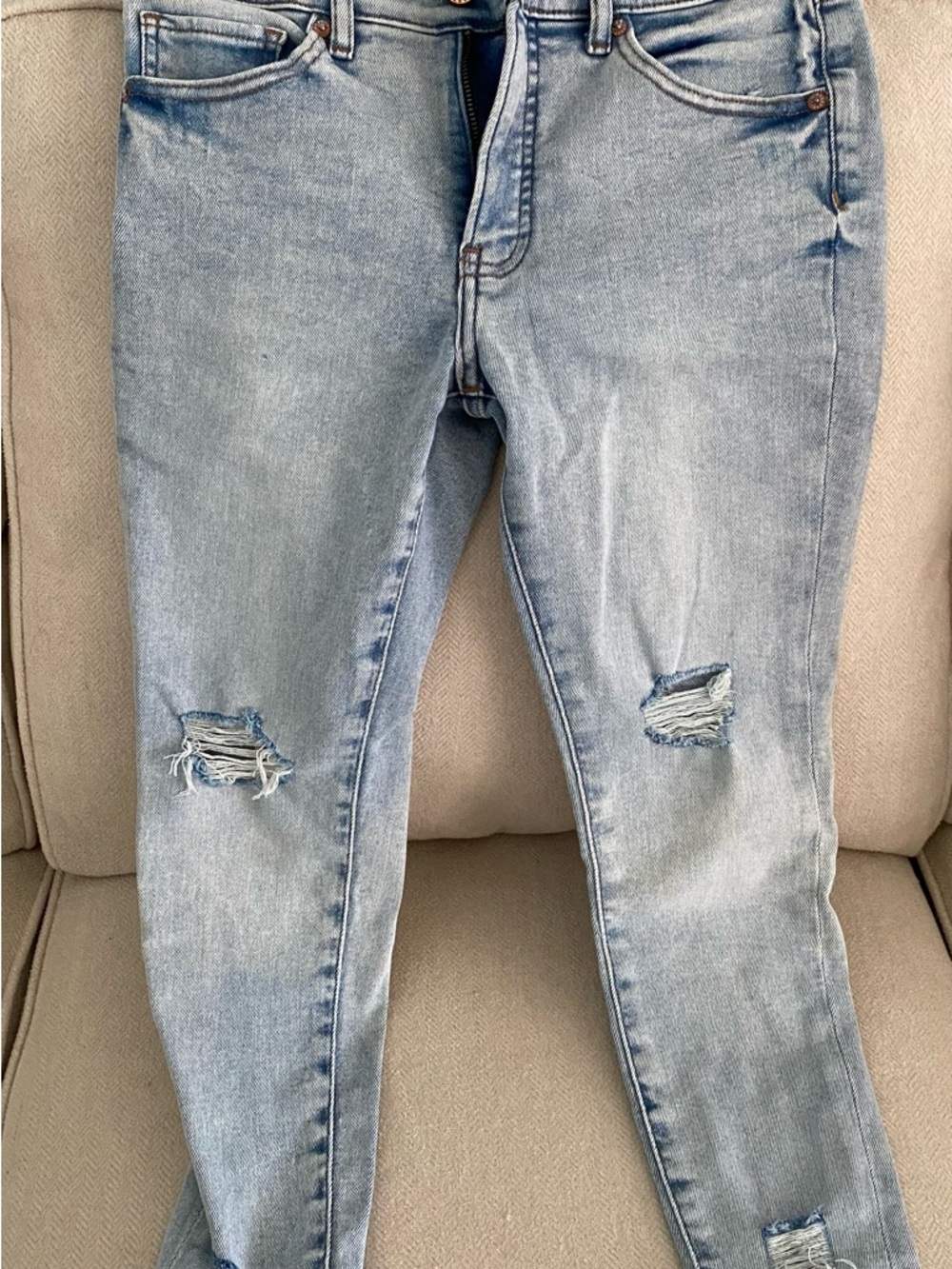 Express Petite 4 Cropped Skinny Ripped Mid Rise Jeans - Light Blue Denim